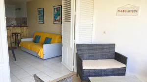 Кът за сядане в Indigo, Anse Mitan, beau F2 sublime vue mer, proche plage