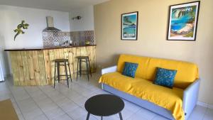 Кът за сядане в Indigo, Anse Mitan, beau F2 sublime vue mer, proche plage