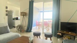 TV a/nebo společenská místnost v ubytování Les Ecrins, Anse Mitan, très beau F2, vue mer, proche plage