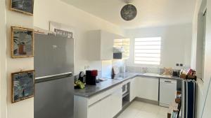 Dapur atau dapur kecil di Les Ecrins, Anse Mitan, très beau F2, vue mer, proche plage