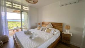 Una cama o camas en una habitación de Soley ka Chofé, Anse Mitan, Sublime T3 refait à neuf vue mer