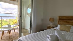 Una cama o camas en una habitación de Soley ka Chofé, Anse Mitan, Sublime T3 refait à neuf vue mer
