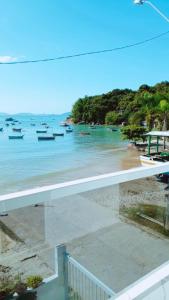 a view of a beach with boats in the water at Casa do Píer in Governador Celso Ramos