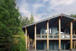 ウィスラーにあるLuxury Mountain Retreat with PRIVATE Hot Tub by Harmony Whistlerの大きな家(バルコニー、木付)