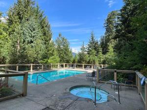 ウィスラーにあるLuxury Mountain Retreat with PRIVATE Hot Tub by Harmony Whistlerの庭の真ん中にあるプール