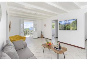 TV a/nebo společenská místnost v ubytování Anthurium, Superbe haut de villa F3 proche plage, Anse Mitan