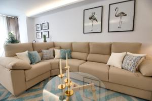 sala de estar con sofá y mesa de cristal en Cuencaloft Luxurious, en Cuenca