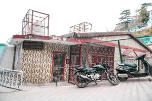 una motocicleta estacionada frente a un edificio en Nirmalesh Bhawan Family Villa en Mussoorie