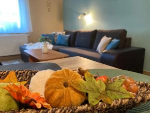 a basket of fruit on a table in a living room at Levendula Apartmanház in Gyomaendrőd