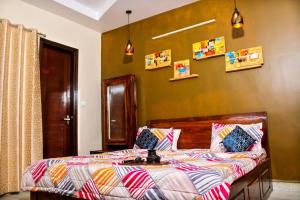 a bedroom with a bed with a wooden head board at Atithi Stay By Kasa Lusso - Luxury 2 BHK In Faridabad in Faridabad