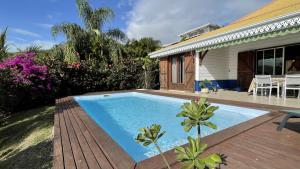 einen Pool im Hinterhof eines Hauses in der Unterkunft Villa de charme avec piscine et magnifique vue mer in Les Anses-dʼArlets