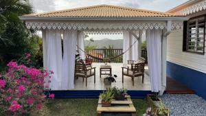 Rõdu või terrass majutusasutuses Villa de charme avec piscine et magnifique vue mer