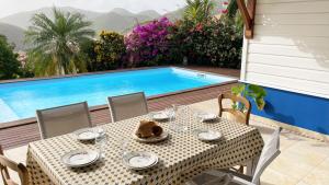Bassein majutusasutuses Villa de charme avec piscine et magnifique vue mer või selle lähedal
