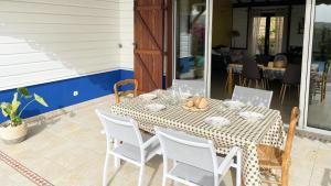Siseõu või muu väliala majutusasutuses Villa de charme avec piscine et magnifique vue mer
