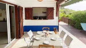 Rõdu või terrass majutusasutuses Villa de charme avec piscine et magnifique vue mer