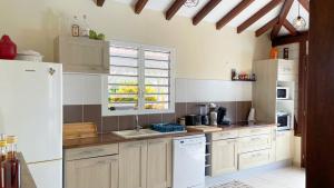 Köök või kööginurk majutusasutuses Villa de charme avec piscine et magnifique vue mer