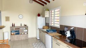 Köök või kööginurk majutusasutuses Villa de charme avec piscine et magnifique vue mer