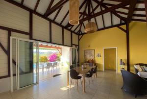 Istumisnurk majutusasutuses Villa de charme avec piscine et magnifique vue mer