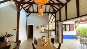 Posezení v ubytování Villa de charme avec piscine et magnifique vue mer