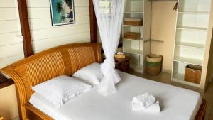 Voodi või voodid majutusasutuse Villa de charme avec piscine et magnifique vue mer toas