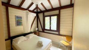 Voodi või voodid majutusasutuse Villa de charme avec piscine et magnifique vue mer toas