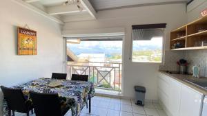 A balcony or terrace at Ti Caraïbes, appartement T3 atypique, vue mer, piscine et proche plage