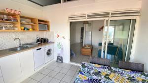 A kitchen or kitchenette at Ti Caraïbes, appartement T3 atypique, vue mer, piscine et proche plage