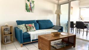Posezení v ubytování Ti Caraïbes, appartement T3 atypique, vue mer, piscine et proche plage