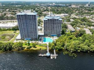 widok z powietrza na dwa wysokie budynki obok wody w obiekcie Orlando Blue Heron condo 1 mile from Disney w Orlando