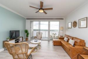 a living room with a couch and a ceiling fan at Orlando Blue Heron condo 1 mile from Disney in Orlando