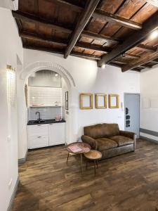 a living room with a couch and a table at DomusLu' - Casa di charme nel cuore di Roma in Rome