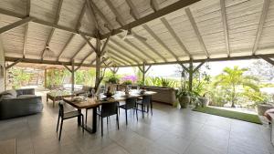Posezení v ubytování Villa Ty Natur T5, espace, calme, verdure, vue mer