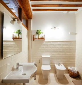 bagno con servizi igienici e lavandino di Casa Rural Ciudad de Luna a Huete