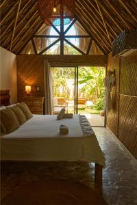 Postel nebo postele na pokoji v ubytování Hotel Isla Mucura 40 PERCENT OFF 2 NIGHTS, 60 PERCENT OFF MIN 3 NIGHTS