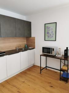 Kuchyňa alebo kuchynka v ubytovaní Neue Wohnung "RITTERTAL" im Zentrum von Altmünster am Traunsee