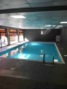 uma grande piscina num grande edifício em T2 avec vue à 30m des télécabines em Font Romeu Odeillo Via