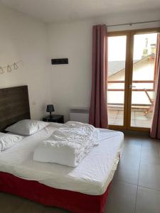 um quarto com uma cama e uma janela com vista em T2 avec vue à 30m des télécabines em Font Romeu Odeillo Via