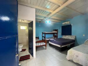 Zimmer mit 2 Betten und einem Bad in der Unterkunft Toca dos Leões in Algodoal