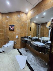 حمام في فندق هوليداي الخليج الرياض