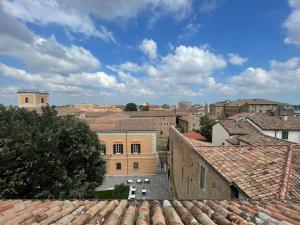 - une vue sur la ville depuis le toit d'un bâtiment dans l'établissement LHE Maison Almerici, à Cesena