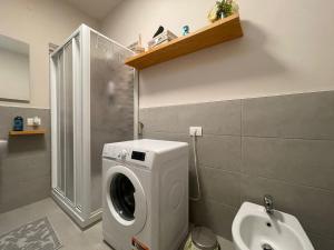 La salle de bains est pourvue d'un lave-linge et de toilettes. dans l'établissement LHE Maison Almerici, à Cesena