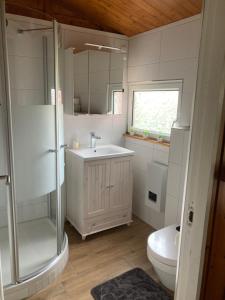 La salle de bains est pourvue d'une douche, d'un lavabo et de toilettes. dans l'établissement Haus Haddorfer See "Hus vi d Sjön", à Wettringen