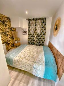 Un dormitorio con una cama y una ventana. en Maison ville T2 quartier calme Parking Gratuit, en Saint-Julien-les-Villas