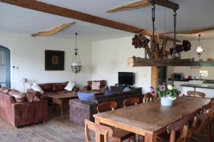 een woonkamer met een houten tafel en stoelen bij Bed & Breakfast Appeltern in Appeltern