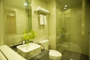 Koupelna v ubytování Goldberry Suites & Hotel Mactan