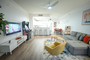 Renovated Condo Blue Heron 5 pax في أورلاندو: غرفة معيشة مع أريكة وتلفزيون