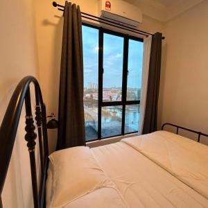 1 dormitorio con cama y ventana grande en Paradigm Mall 1BR-Poolview-Netflix-WiFi by JB RelaX Homestay en Johor Bahru