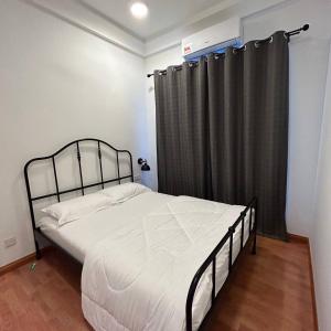1 dormitorio con cama y cortina negra en Paradigm Mall 1BR-Poolview-Netflix-WiFi by JB RelaX Homestay en Johor Bahru