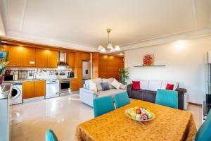 uma cozinha e sala de estar com mesa e cadeiras em Relaxing and Central T3 Flat em Portimão