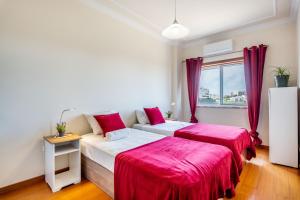 um quarto com 2 camas e uma janela em Relaxing and Central T3 Flat em Portimão